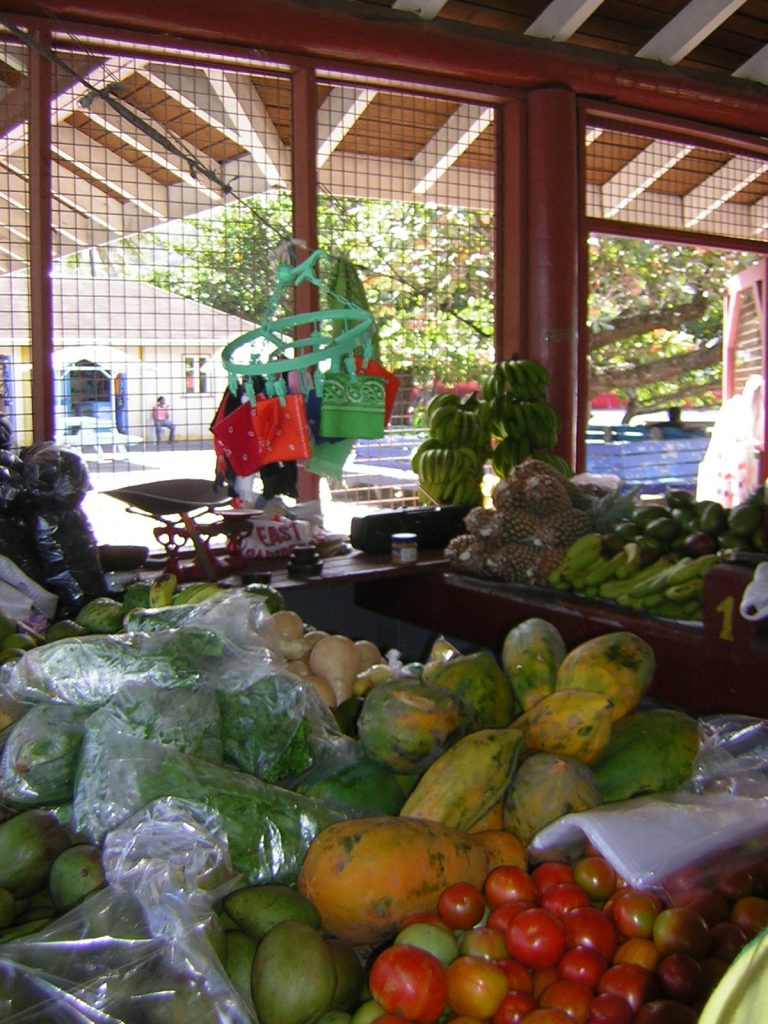 caraibes-janv2008-marche-bequia-ravitaillement