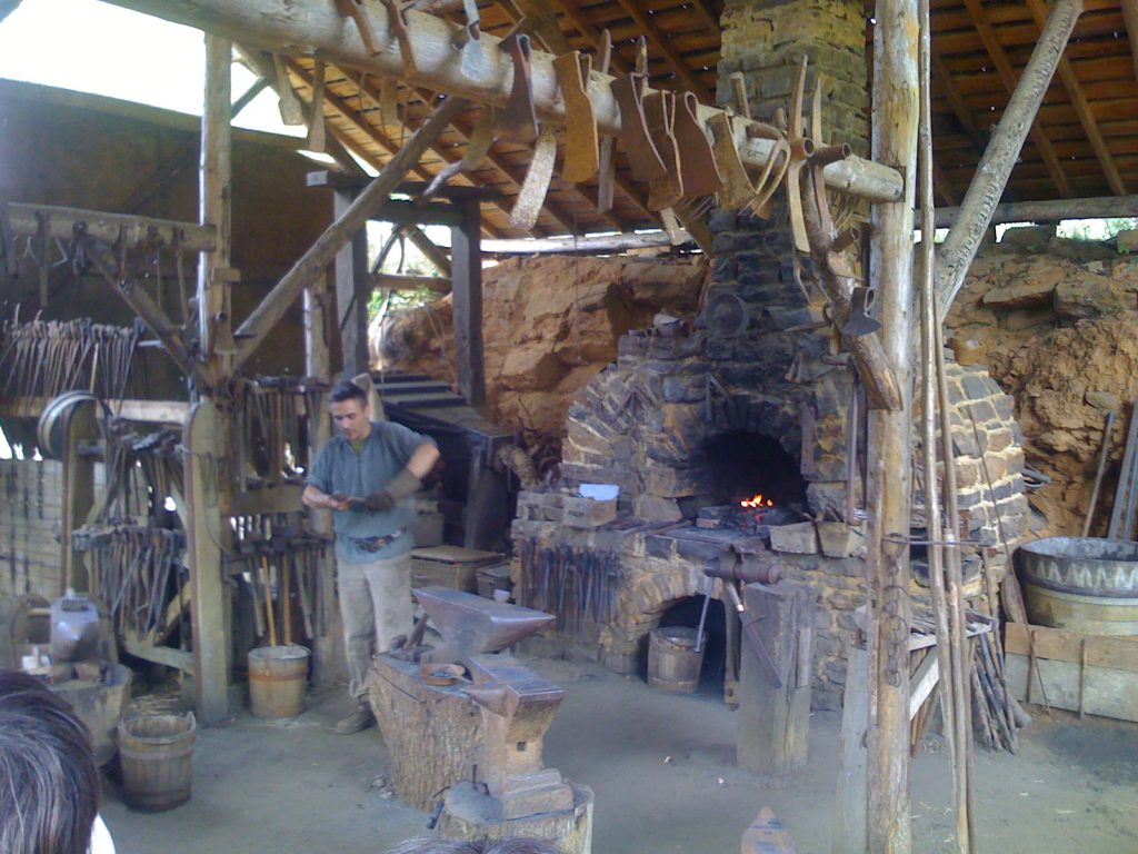 2009-mai-forge-guedelon-MFV