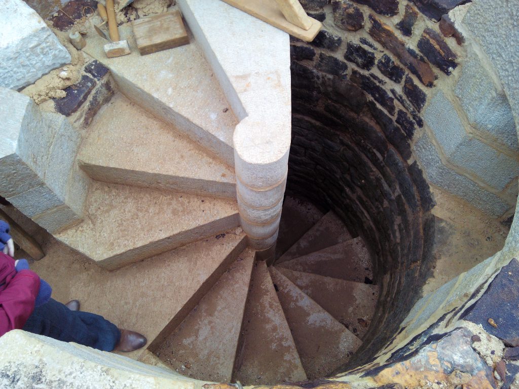 2014-mai-escalier-tours-guedelon-MFV