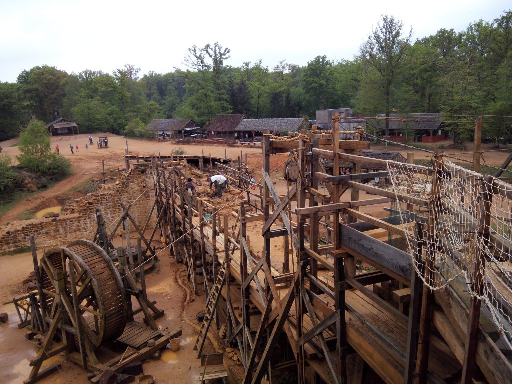 2014-mai-vue-ext-cantine-guedelon-MFV