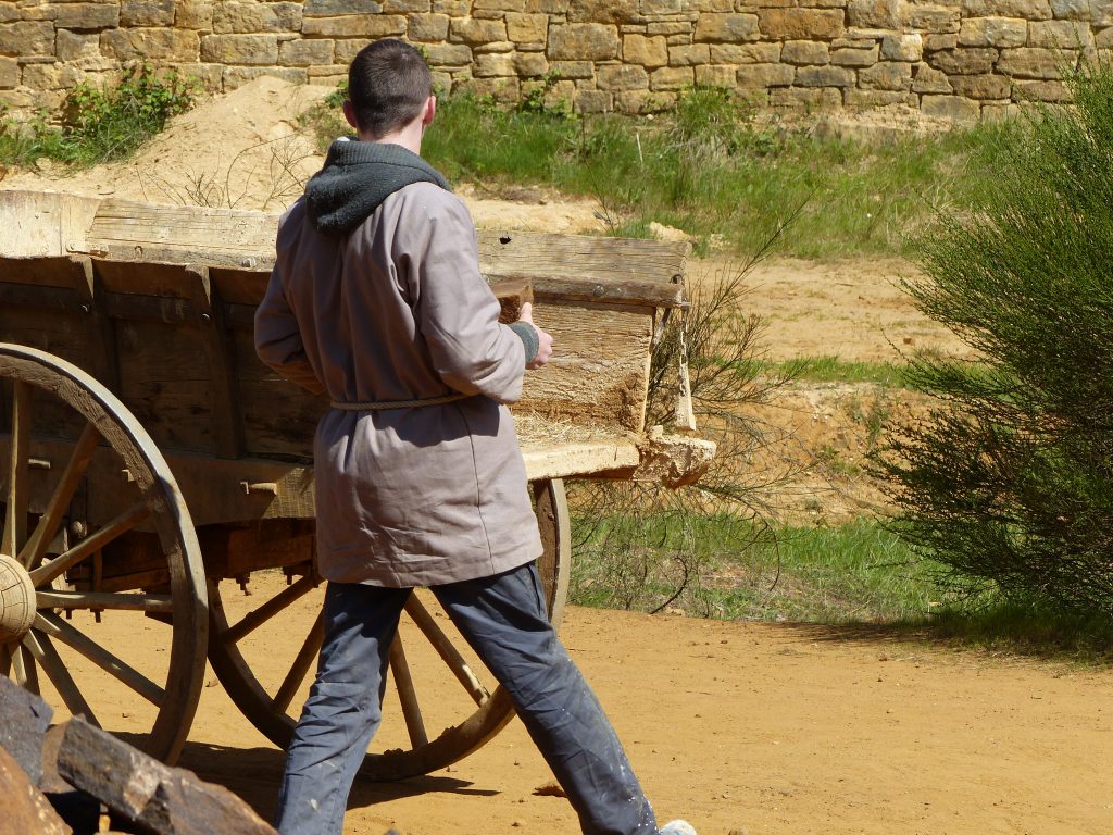 avril-17-MFV-guedelon-chargement-pierre