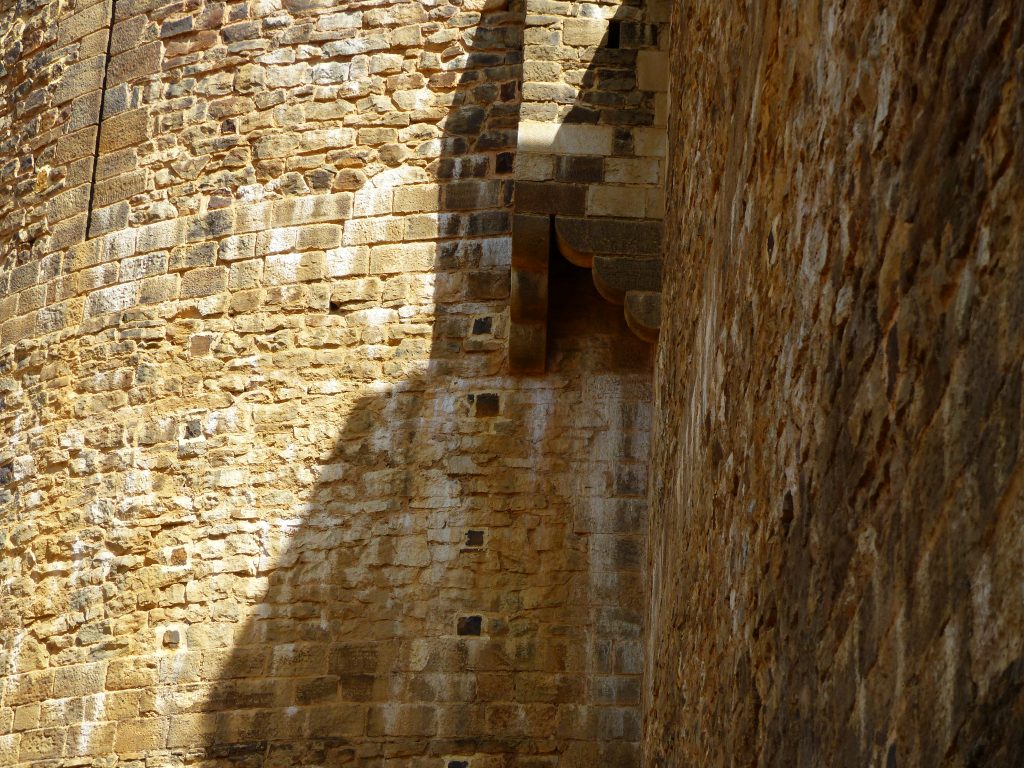 avril17-evacuation-latrine-guedelon