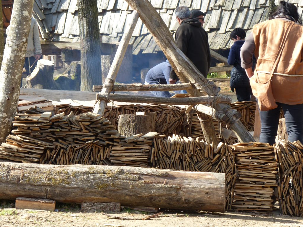 avril17-tuiles-bois-guedelon-couverture-maisonettes-MFV