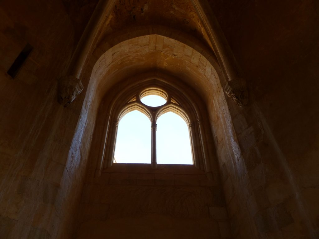 avril17-vitraux-a-venir-chapelle-guedelon