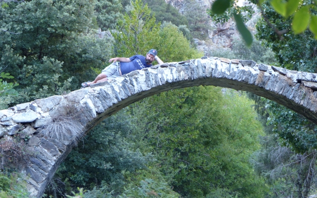 Repos guerrier sur pont génois