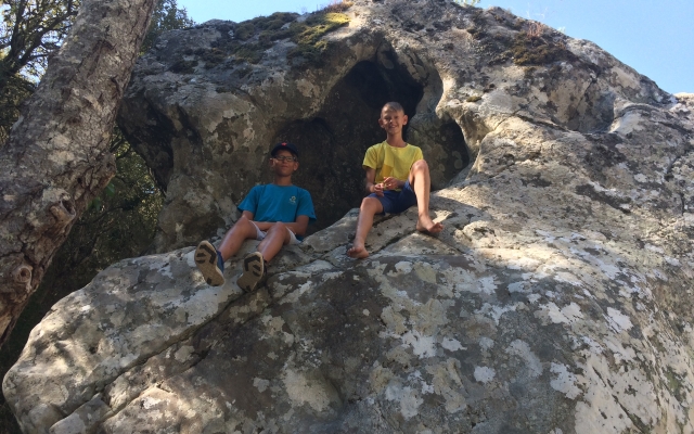 Au bord de la rivère, rocher/grotte de lecture pour les gars:)